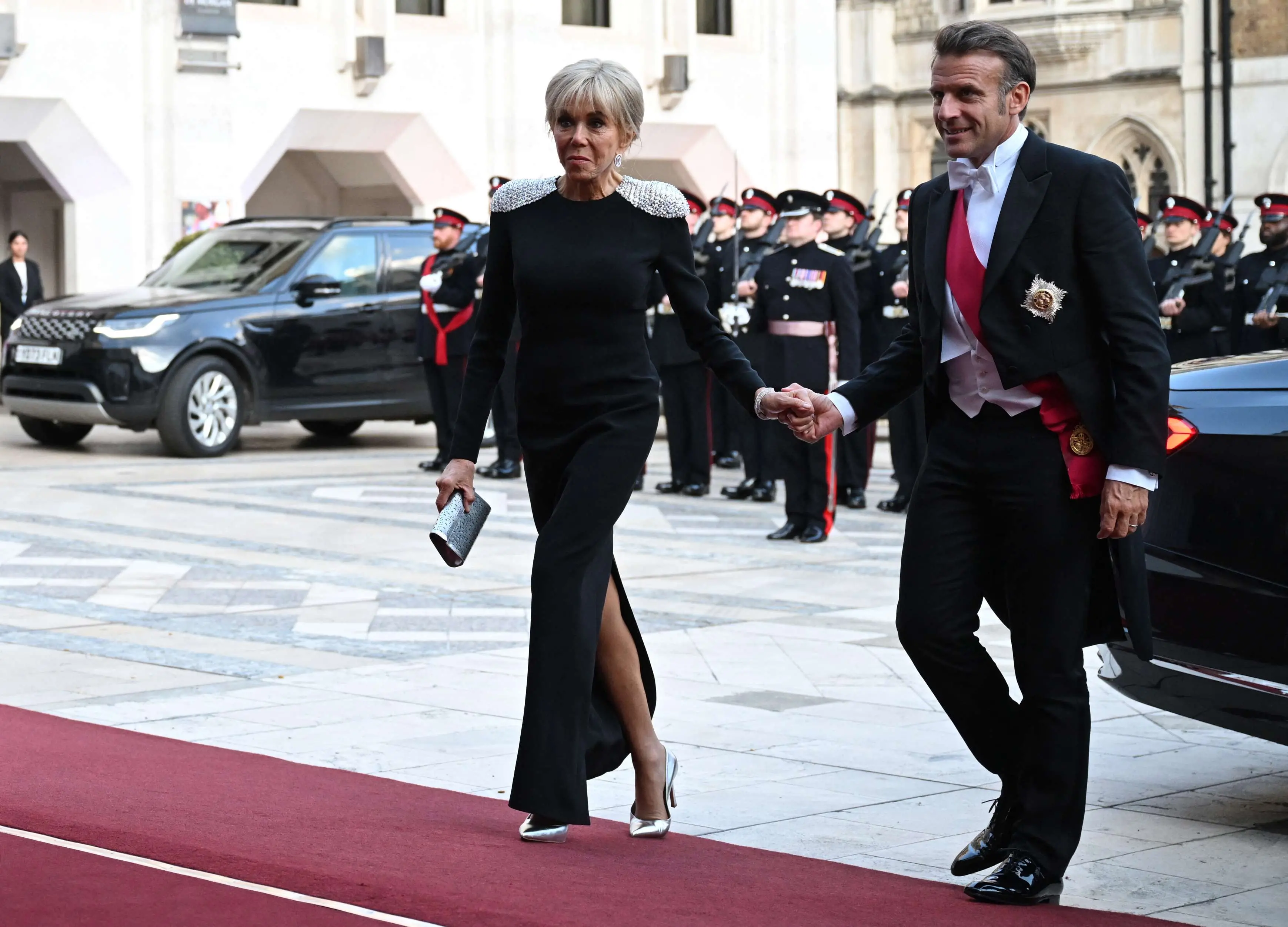 Imagem da notícia Macron processa influenciadora após falsa afirmação sobre sexo biológico da primeira-dama 
