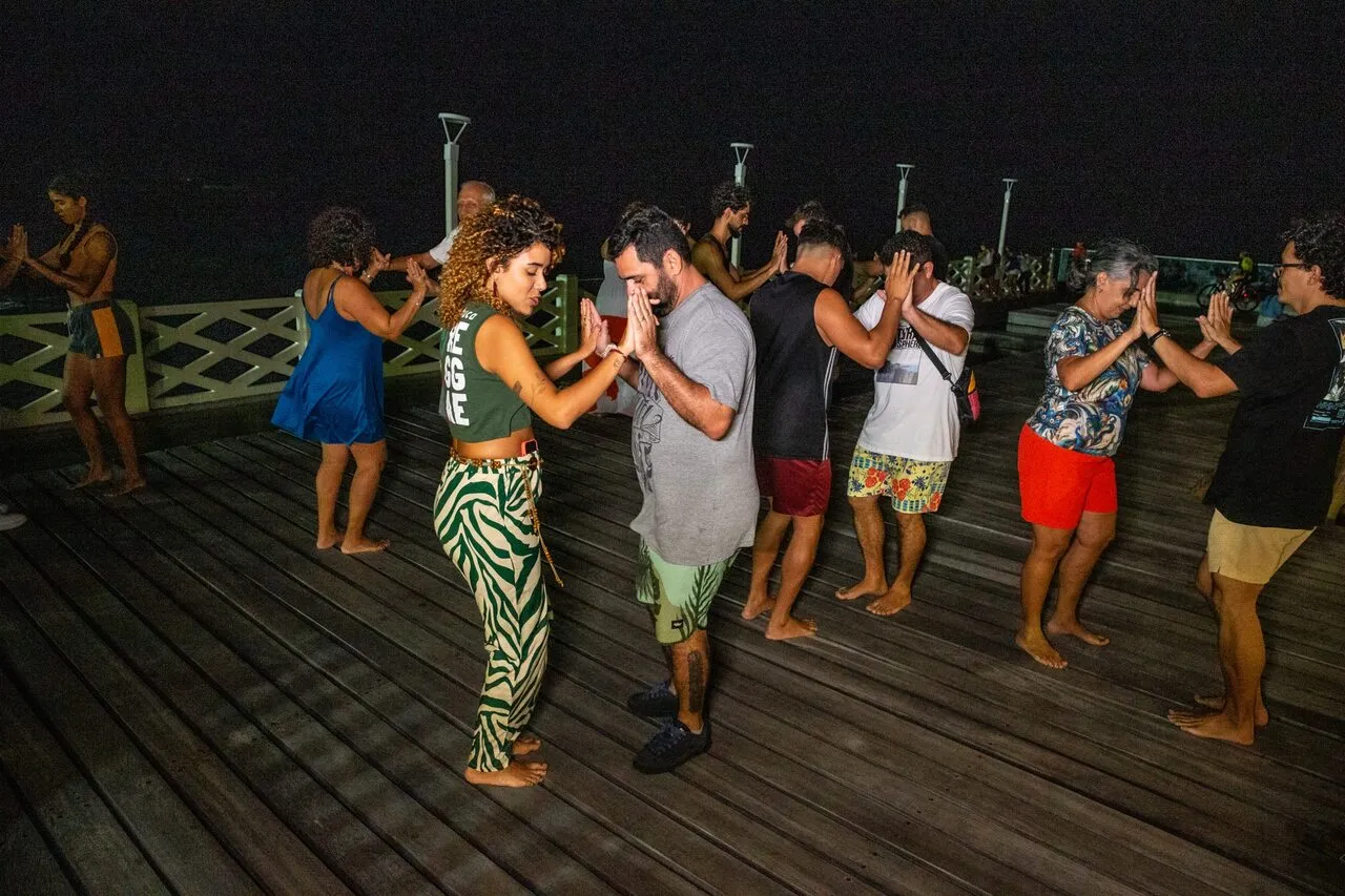 Turma para iniciantes na Praia de Iracema vai do passinho individual ao passo do reggae 'a dois'