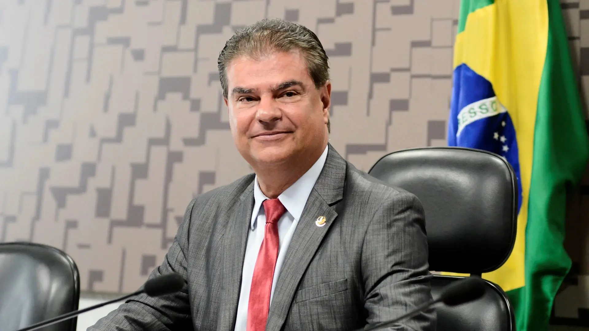 Imagem da notícia Senadores brasileiros viajam aos EUA para negociar tarifaço de Trump