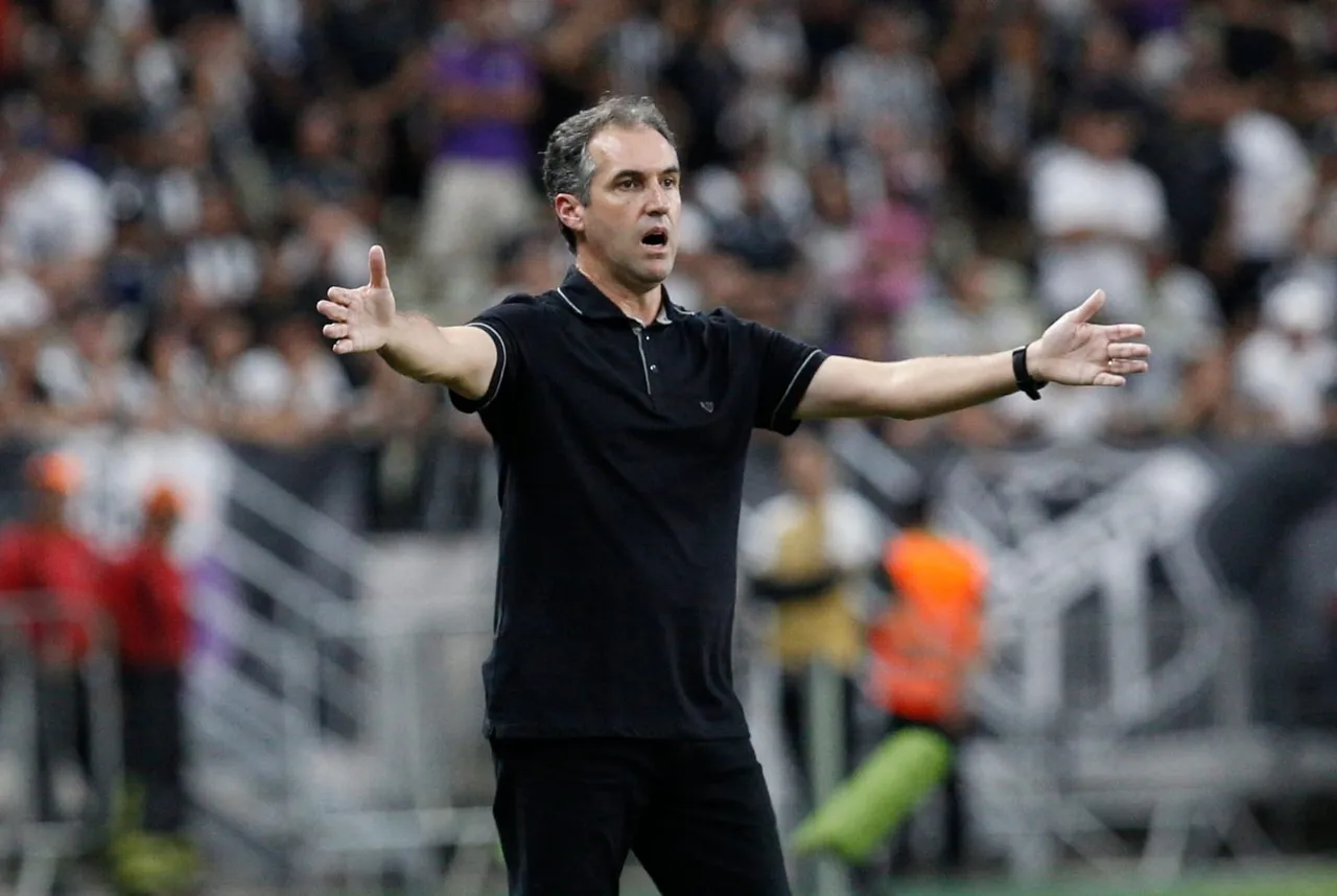 Léo Condé ainda não recebeu reforços na janela