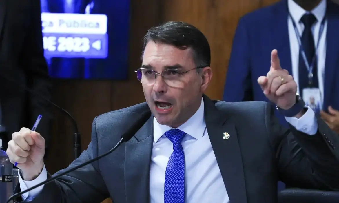 Imagem da notícia: Flávio Bolsonaro apresenta pedido de impeachment de Moraes ao Senado após decisão sobre tornozeleira