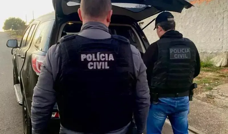 Imagem da notícia Cantor de funk é preso em Fortaleza suspeito de produzir músicas com apologia à facção criminosa