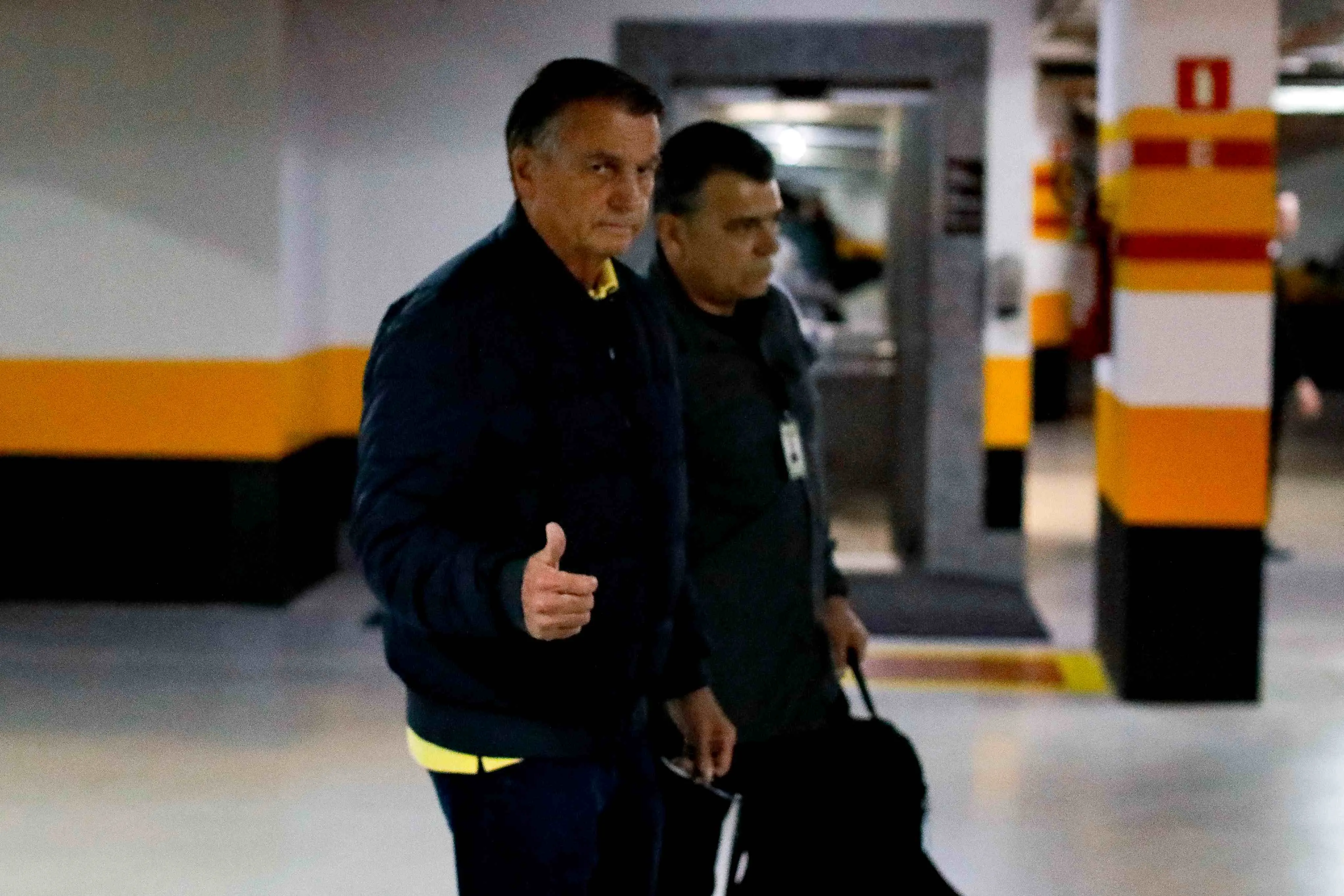 Imagem da notícia: Bolsonaro evita comentar decisão de Moraes em manter tornozeleira: 'Vou ver com advogado'