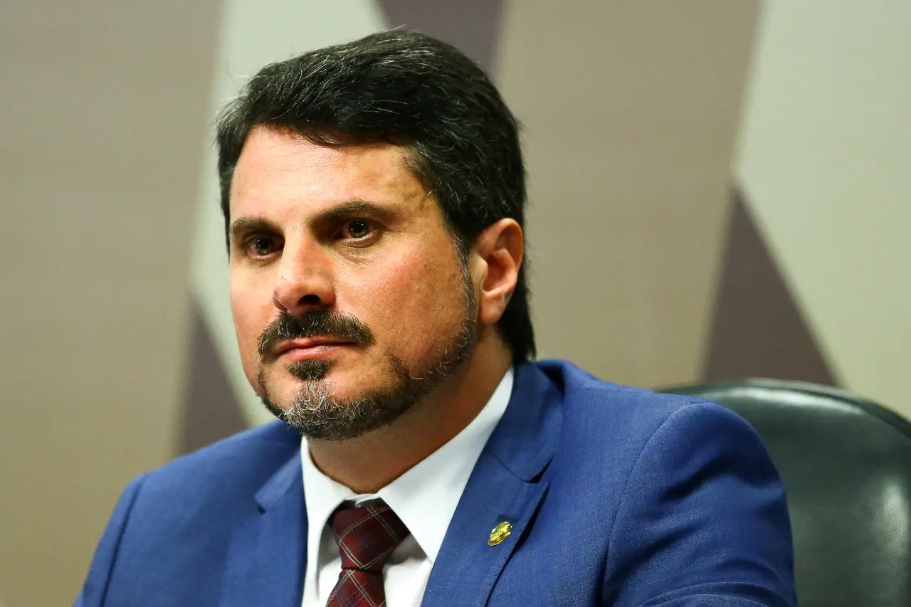 Imagem da notícia: Marcos do Val contraria Moraes e deixa País mesmo com bloqueio de passaporte