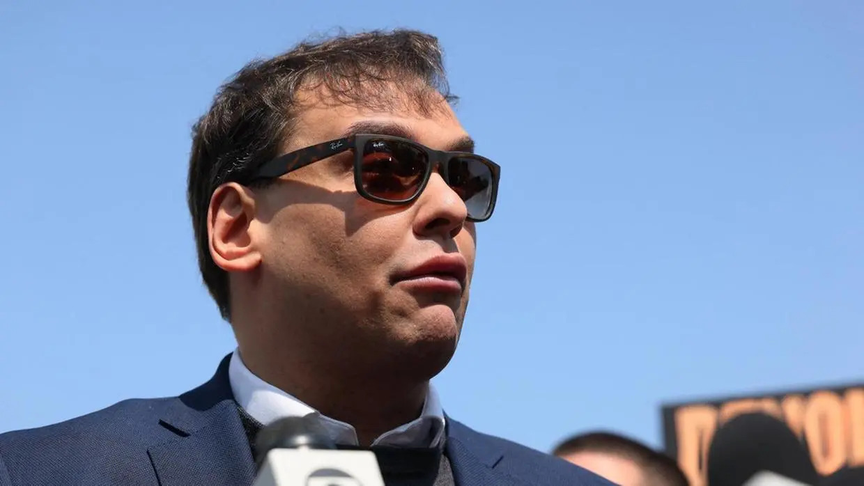 Imagem da notícia: Ex-deputado americano George Santos deve ser preso nesta sexta-feira (25)