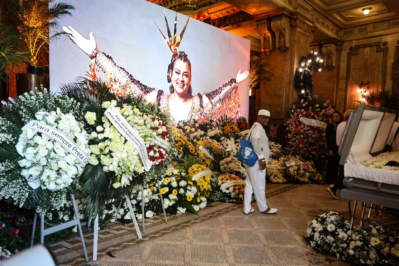 Imagem da notícia: Velório de Preta Gil tem homenagens de fãs, famosos e amigos da cantora