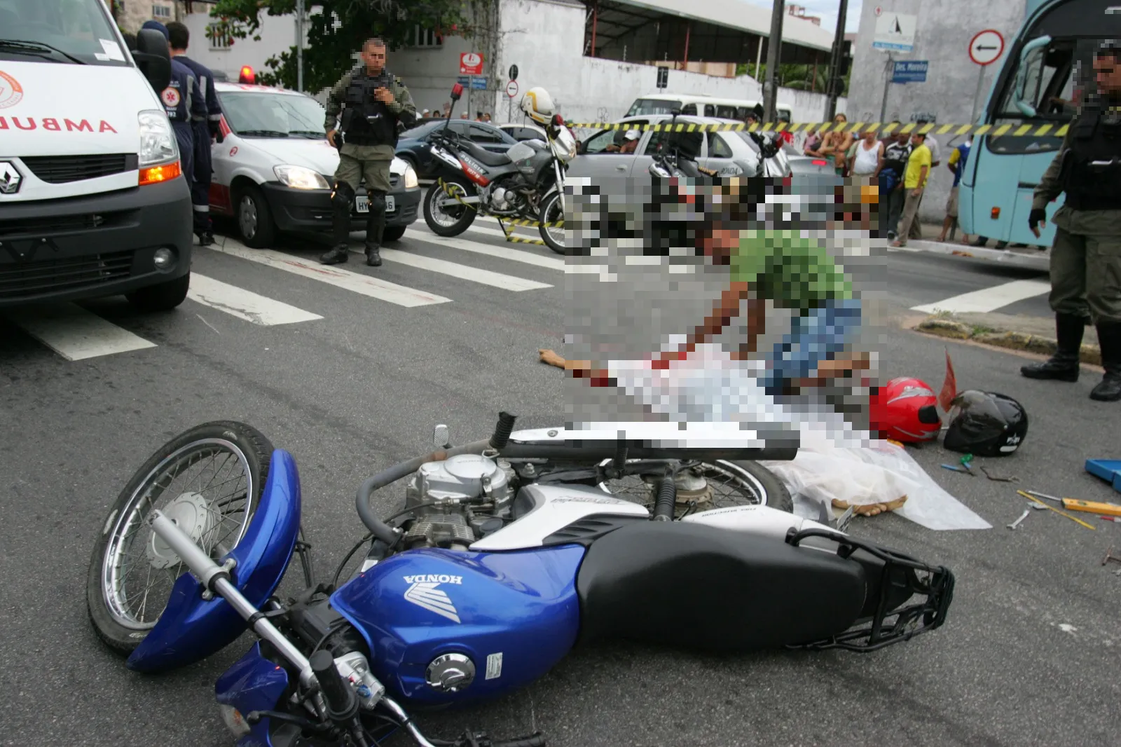 Na versão do policial Yuri da Silveira Alves Batista, responsável pelo disparo e que estava em uma viatura do Ronda do Quarteirão, foi dada uma ordem de parada devido a uma suspeita, e a dupla na moto não obedeceu.