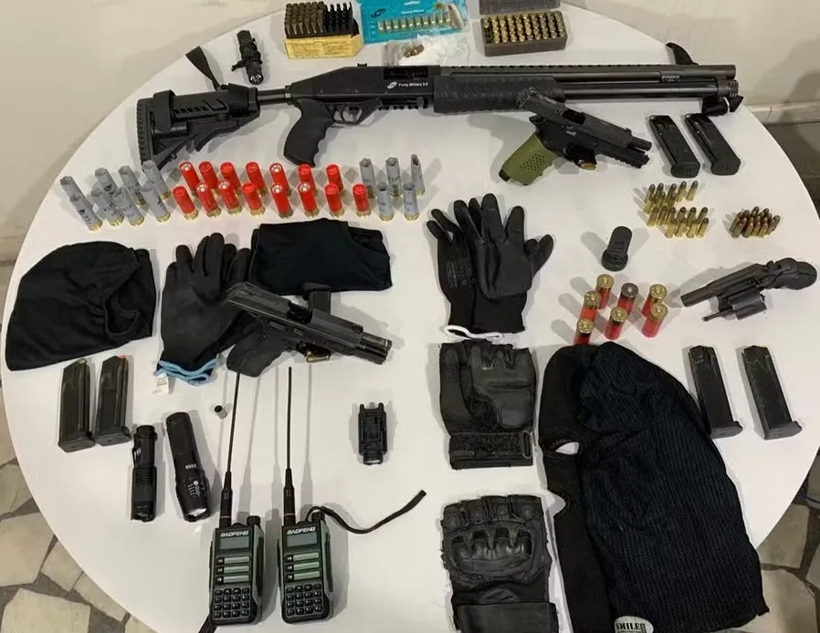Com os suspeitos, a Polícia apreendeu armas, munições, balaclavas e outros objetos utilizados para praticar os crimes