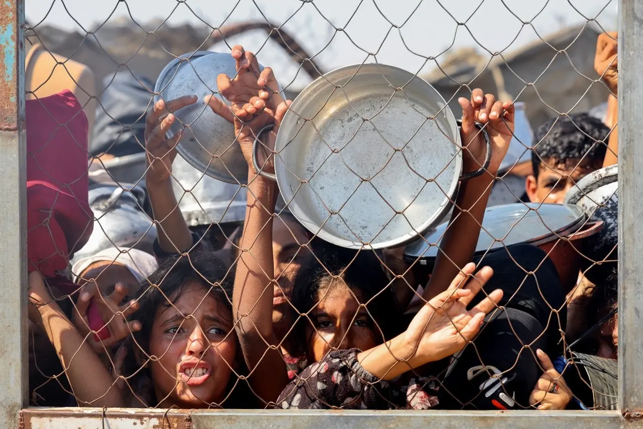 Crianças palestinas famintas em Gaza, mostram pratos e panelas vazias
