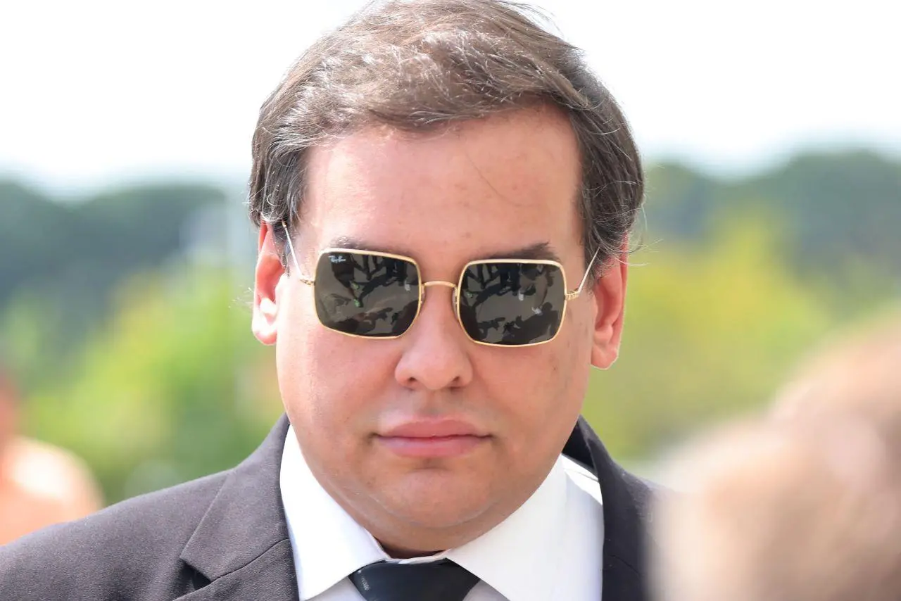 Imagem da notícia George Santos, ex-deputado nos EUA, é preso após se entregar à Justiça