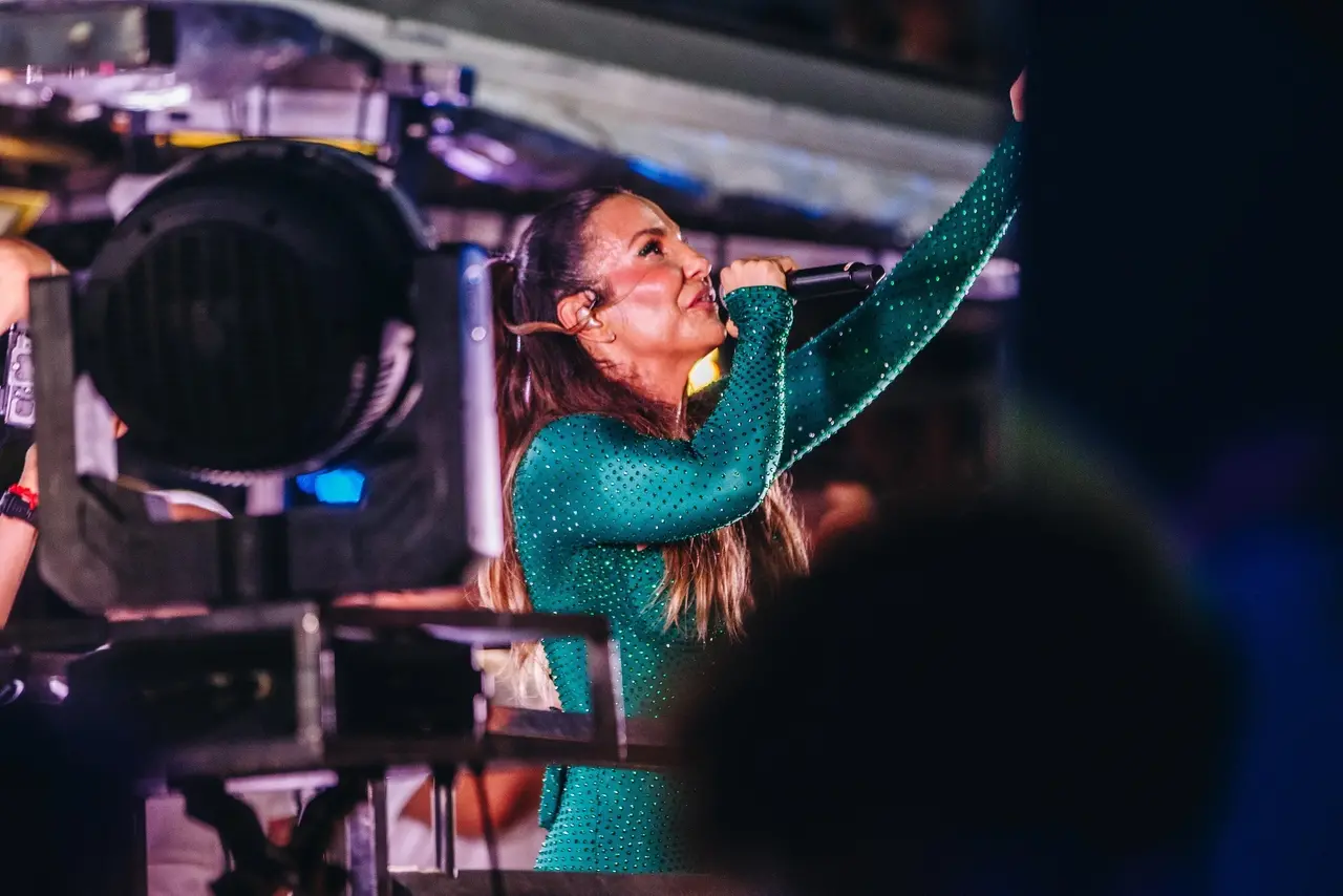 Imagem da notícia Ivete Sangalo chora no trio e dedica show no Fortal a Preta Gil: 'Com todo meu amor'; assista