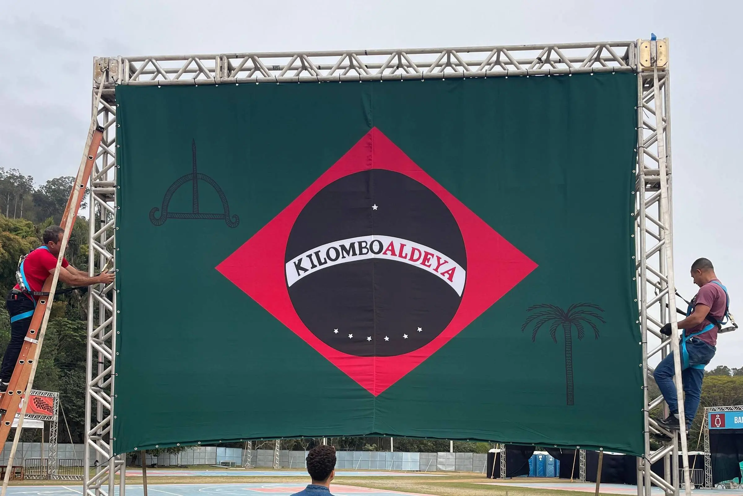 Imagem da notícia: Suposta afronta à bandeira nacional faz obra ser censurada em festival, por Guarda Civil