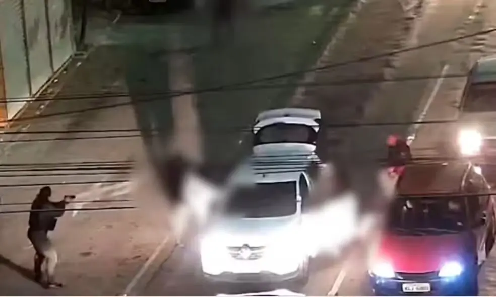 Imagem da notícia: Motorista de app é feito refém no próprio carro, em Fortaleza; veja vídeo do resgate 