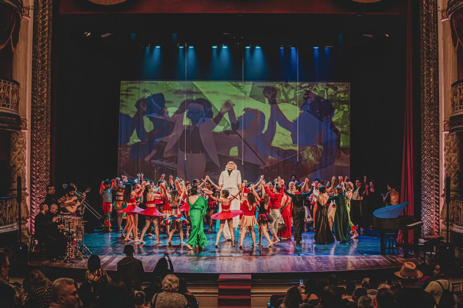 O musical abraça várias linguagens artísticas: música, canto coral e dança, que cruzam com teatro, cinema e imagens fotográficas