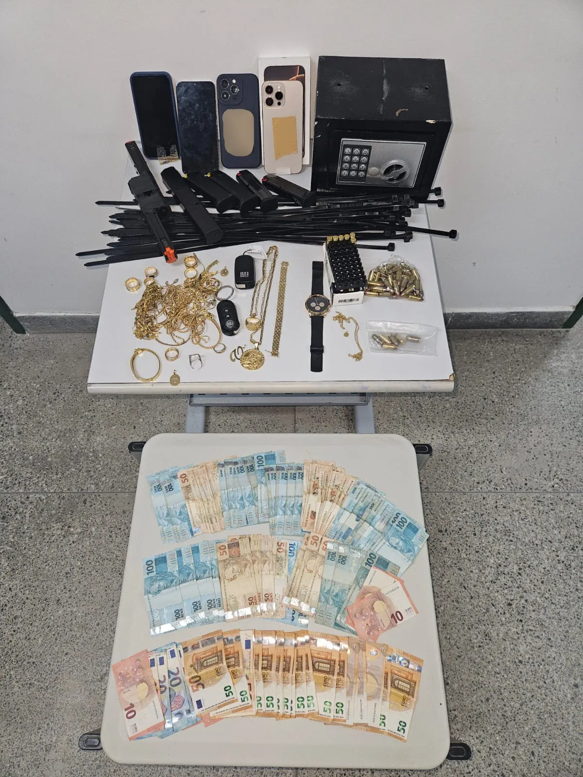 Aproximadamente R$ 5 milhões em joias e R$ 100 mil em espécie foram tomados pelos criminosos.