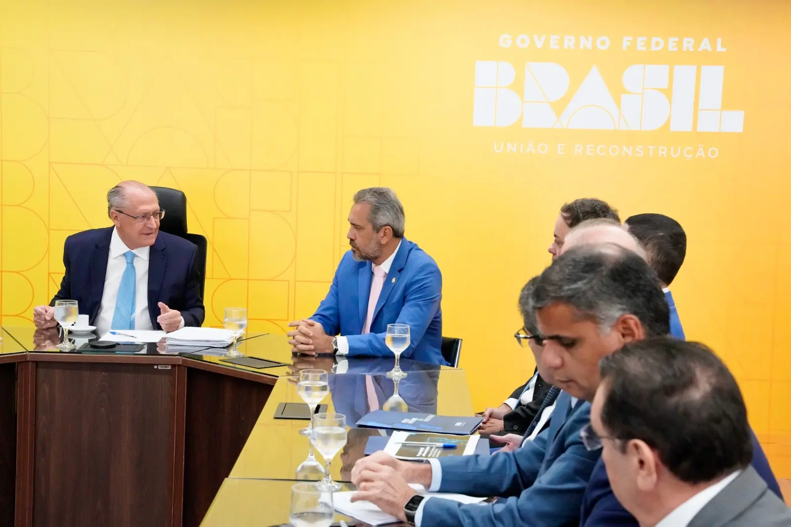 Imagem da notícia: Elmano aposta em 'diálogo' para Trump voltar atrás em tarifas e leva propostas a Alckmin