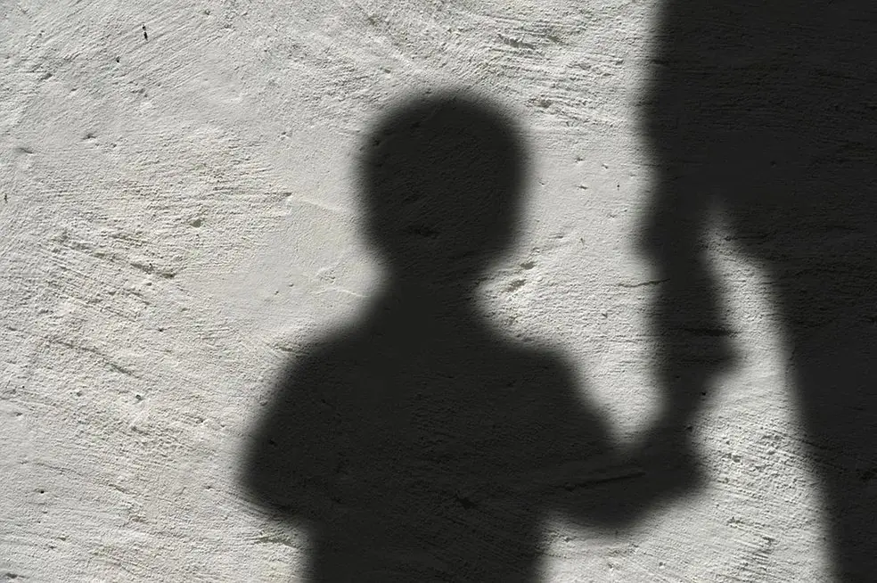Imagem da notícia Agricultor preso acusado por estuprar sobrinho de 3 anos é absolvido; DNA em cueca foi decisivo