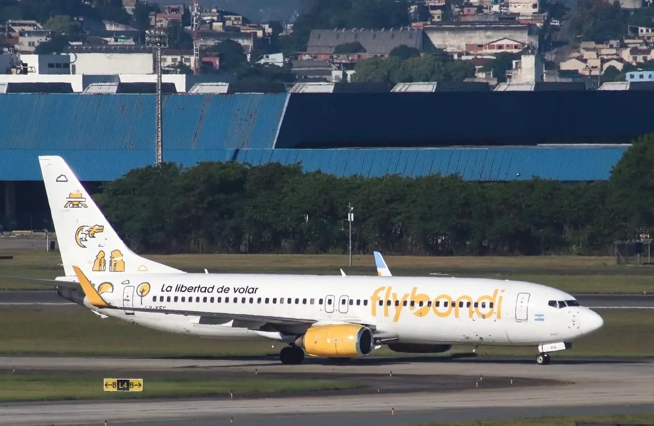 imagem de um avião da companhia flybondi no aeroporto de guarulhos