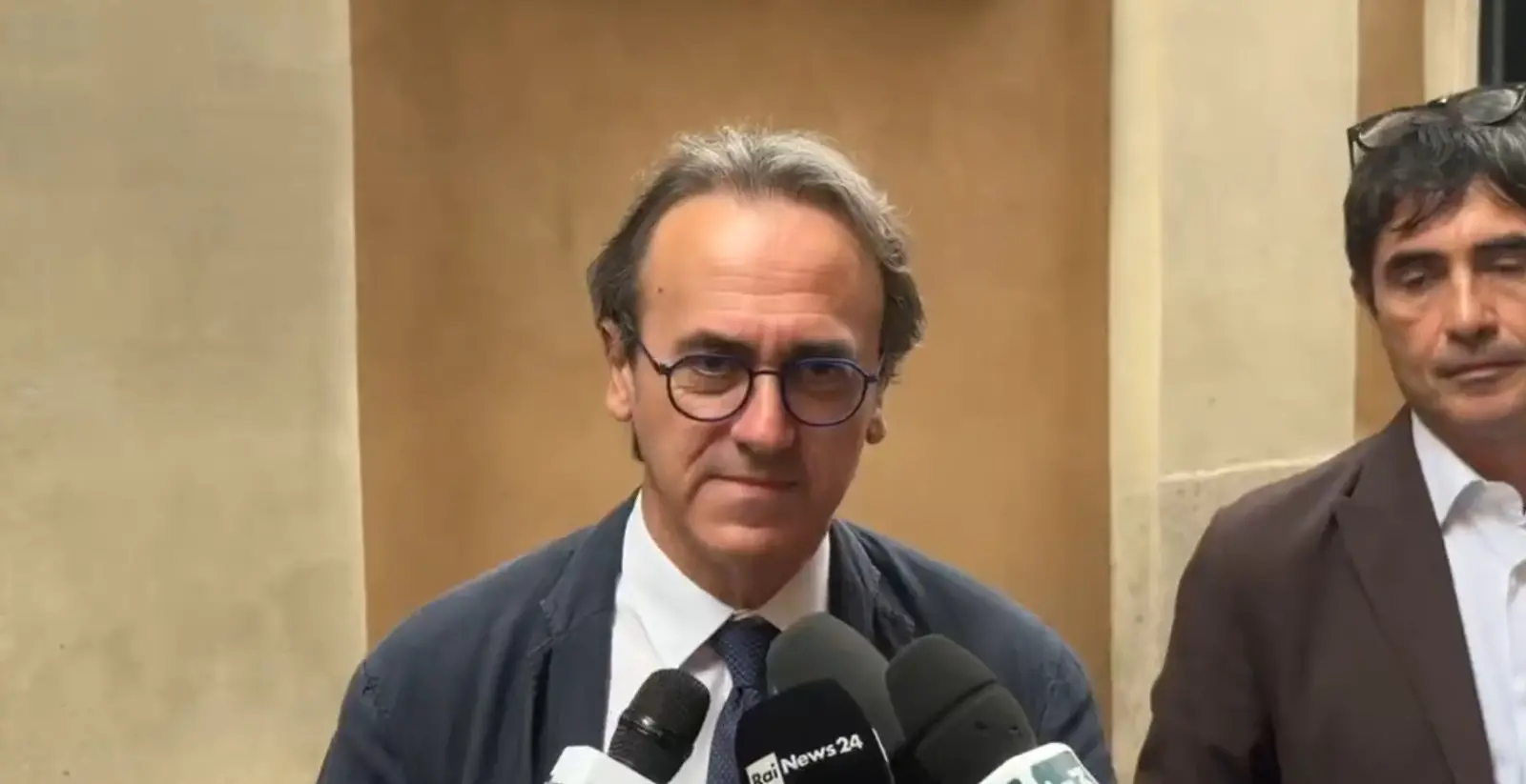 Imagem da notícia: Quem é Angelo Bonelli, deputado italiano que forneceu endereço de Zambelli na Itália