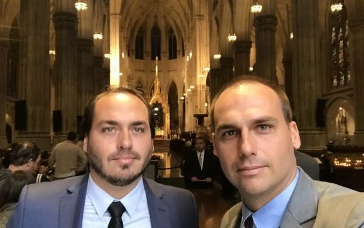 Imagem da notícia Filhos de Bolsonaro reagem ao anúncio da aplicação da Lei Magnitsky; veja o que disseram
