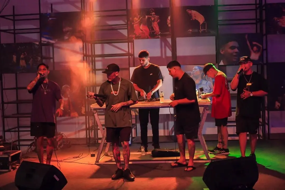 Grupo de rap cearense se apresenta na Praia de Iracema
