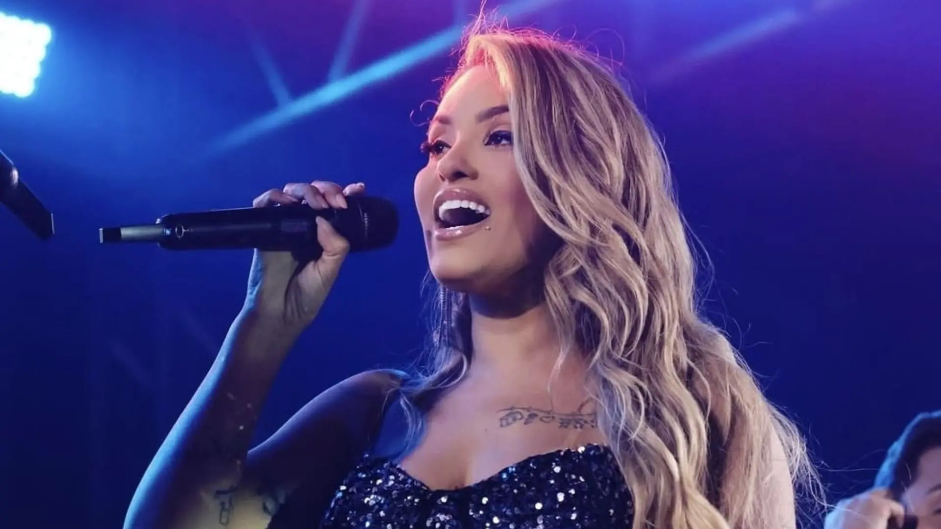 Imagem da notícia: Yara Tchê passa mal antes de show em Tianguá e recebe atendimento médico