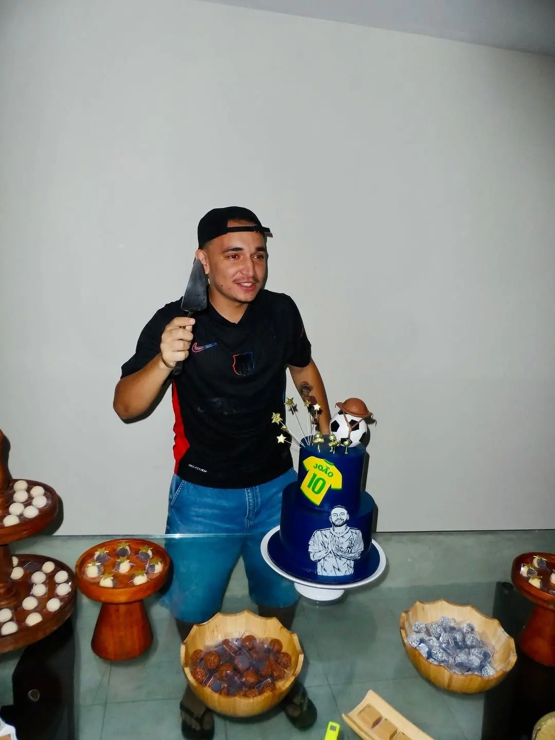 Imagem da notícia: João Gomes comemora 23 anos com bolo temático com imagem de Neymar