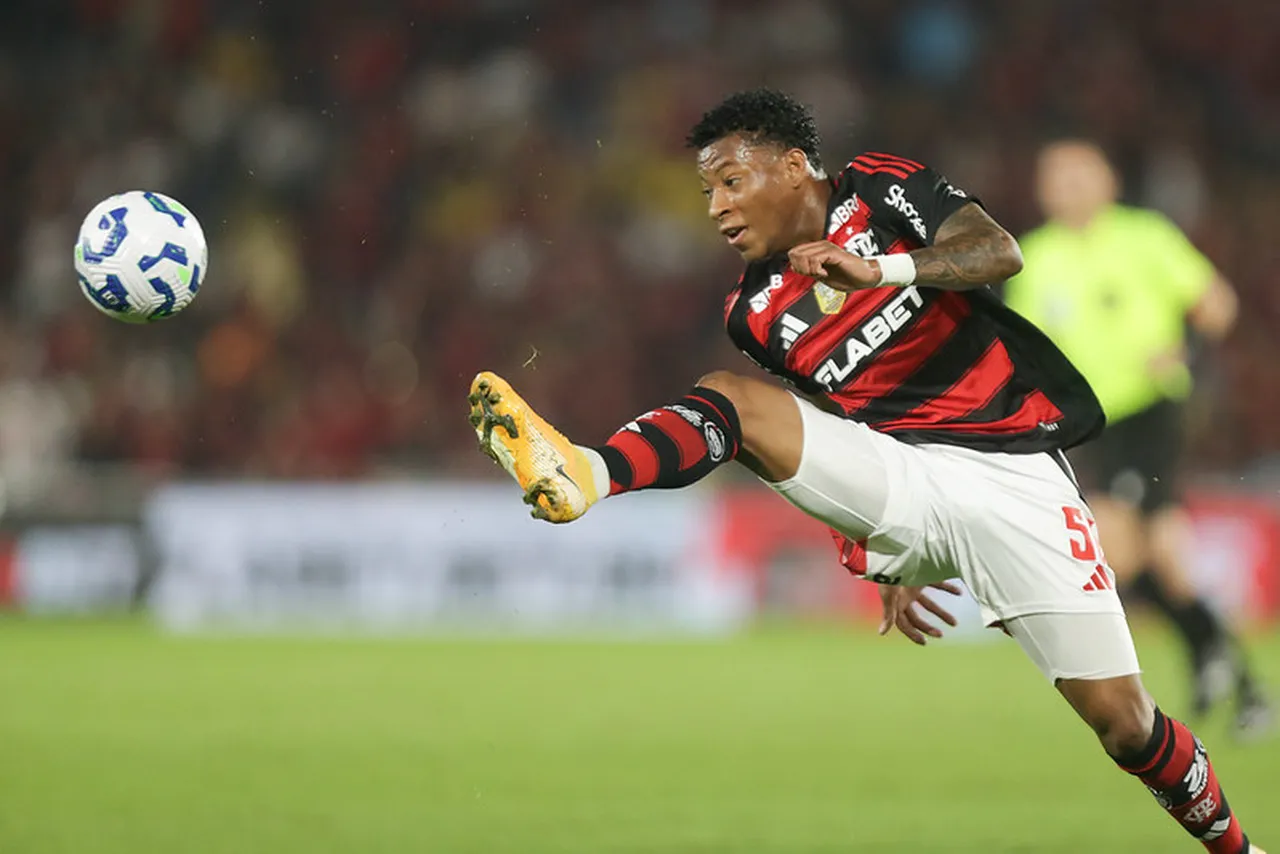Plata é um atacante que pode jogar como referência na frente, mas também na ponta direita