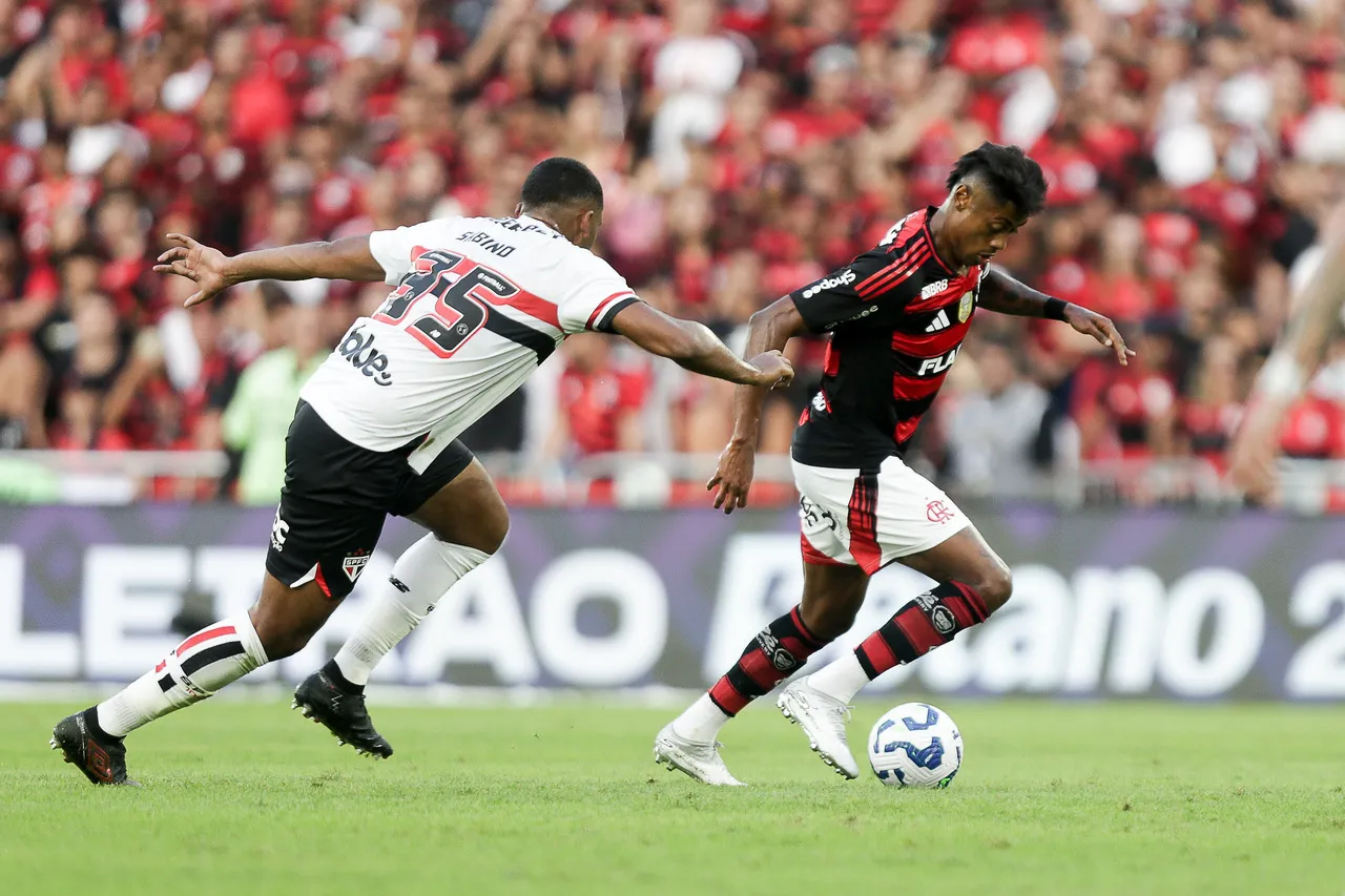 Os atacantes do Flamengo fazem trocas de posições constantes para confundir a marcação adversária