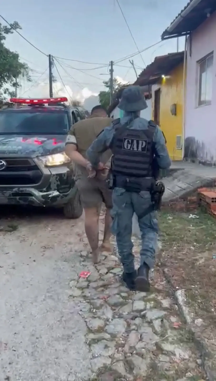 Imagem da notícia: Cinco suspeitos são capturados com drogas e controlando drone que sobrevoava presídio em Itaitinga
