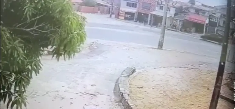 Imagem da notícia Idoso a caminho do trabalho é atropelado por Hilux conduzida por advogado e morre no Ceará; veja vídeo