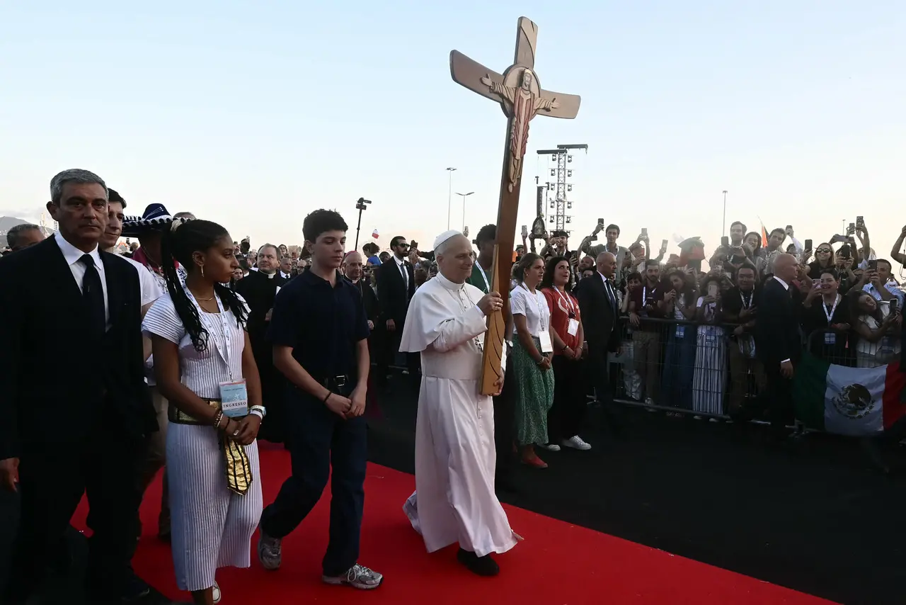 Imagem da notícia Jovens católicos de todo o mundo começam vigília para rezar com o Papa Leão XIV no Jubileu, em Roma