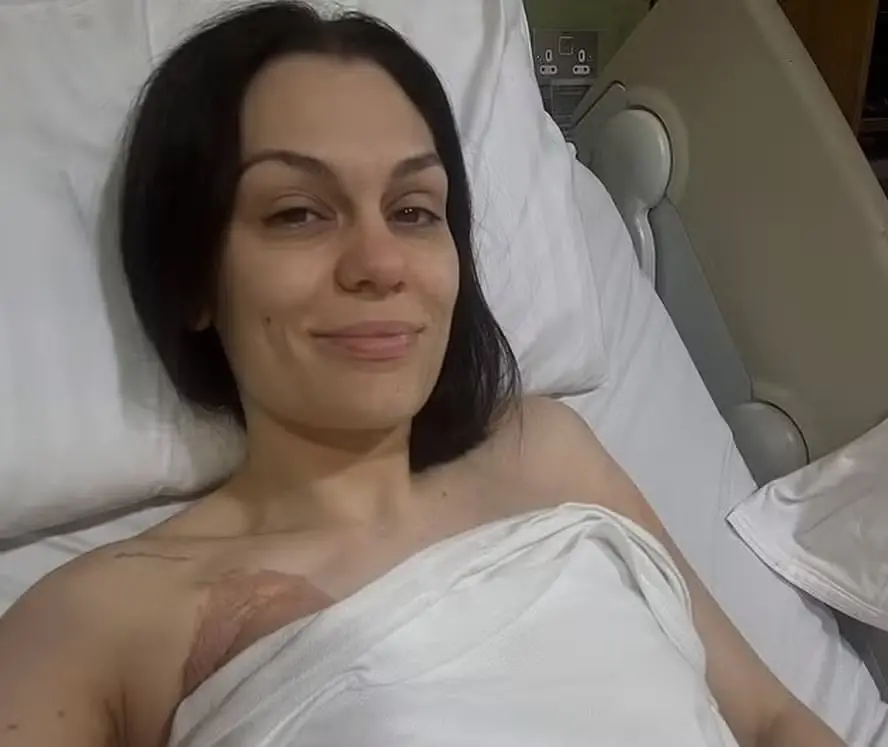 Imagem da notícia: Jessie J volta a hospital após cirurgia contra câncer de mama: 'Dificuldade para respirar'