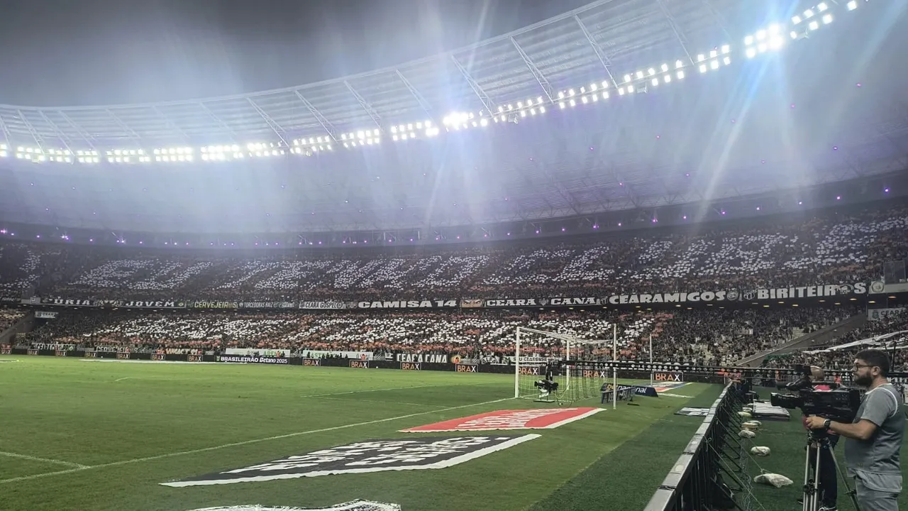 Torcida do Ceará faz mosaico antes de jogo contra o Flamengo no Castelão