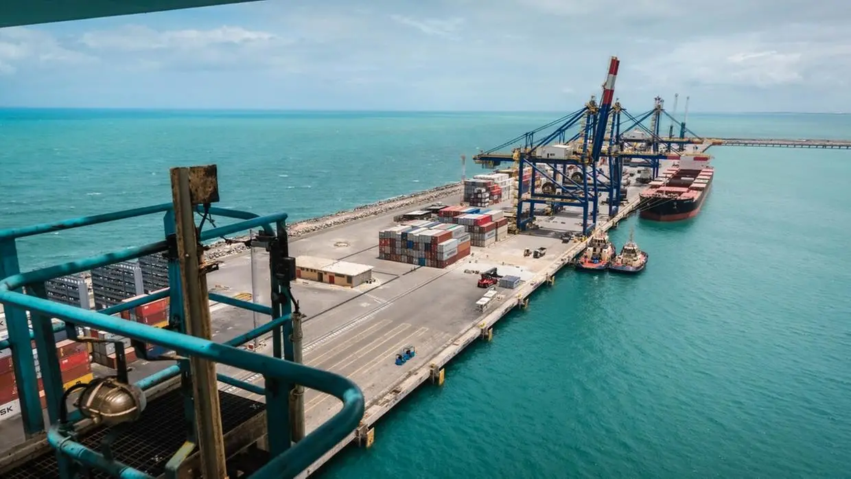 Imagem da notícia: Com a saída do último navio antes do tarifaço nesta terça, o que esperar das rotas do Porto do Pecém