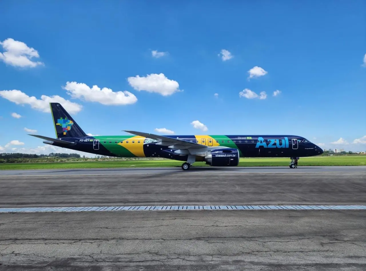 Avião da azul no pátio