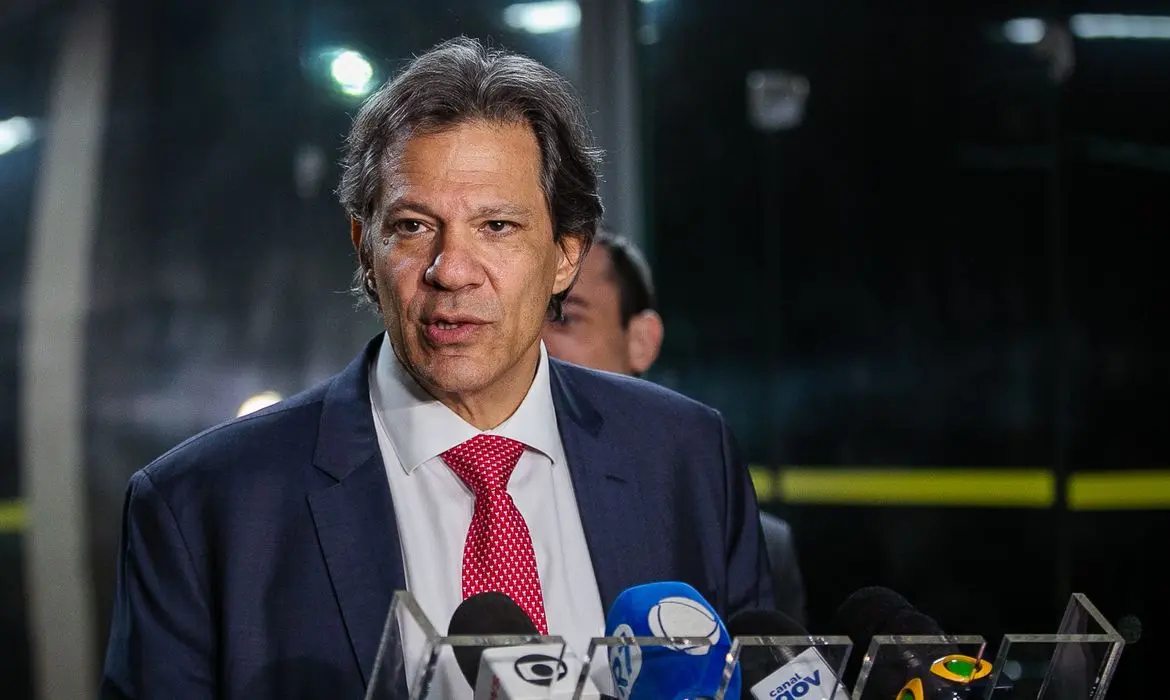 Imagem da notícia: Haddad cogita acordo com EUA sobre minerais críticos e terras raras para conter tarifaço de Trump