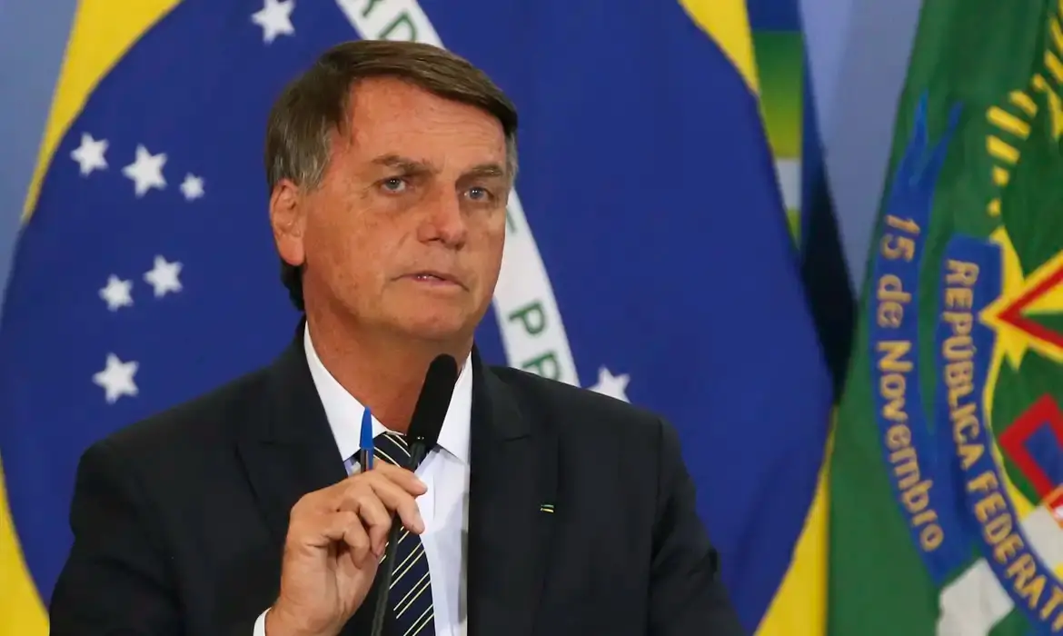 Imagem da notícia: Defesa de Bolsonaro é pega de surpresa por prisão e deve alegar que não controla redes de terceiros