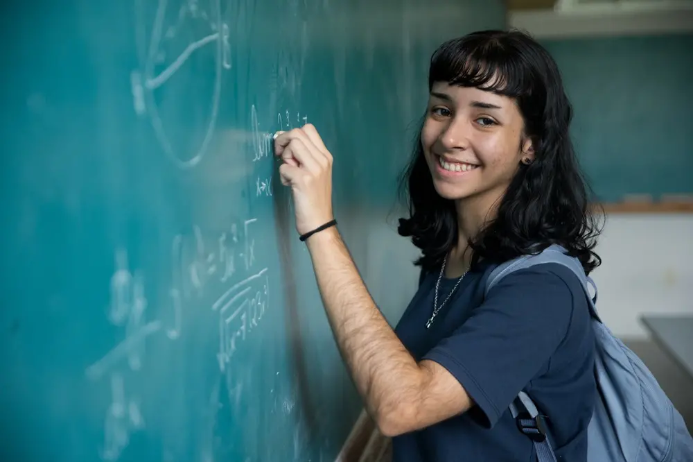 Imagem da notícia Filha de doméstica passa em 2 universidades de Matemática e reforça atuação de ‘meninas nas exatas'