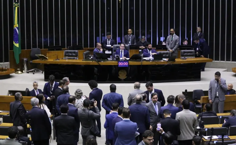 Imagem da notícia: Cassação de deputada, anistia e fraude no INSS: Congresso retoma sessões com pautas polêmicas