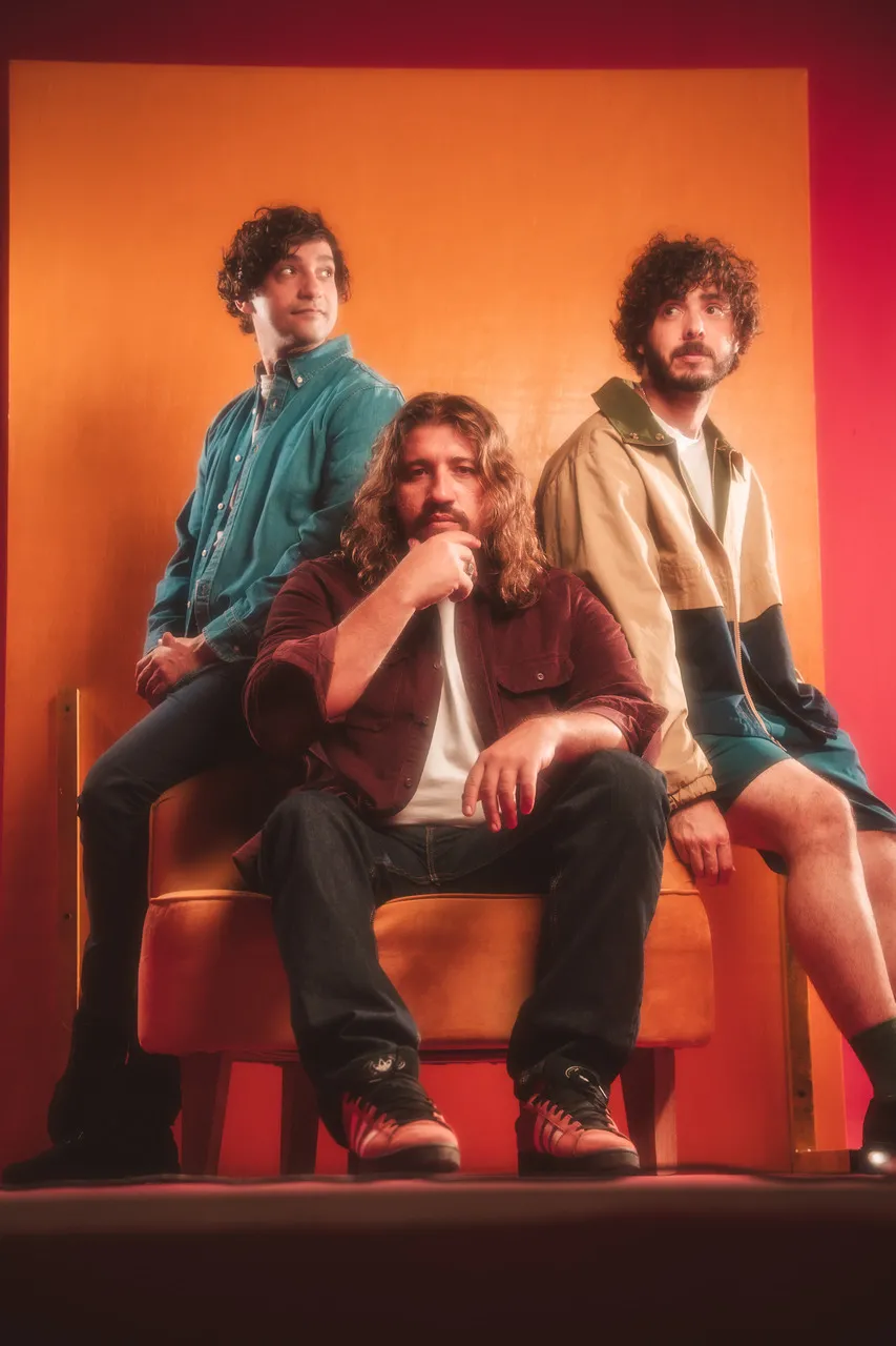 Trio lançou álbum de estreia na última quinta-feira