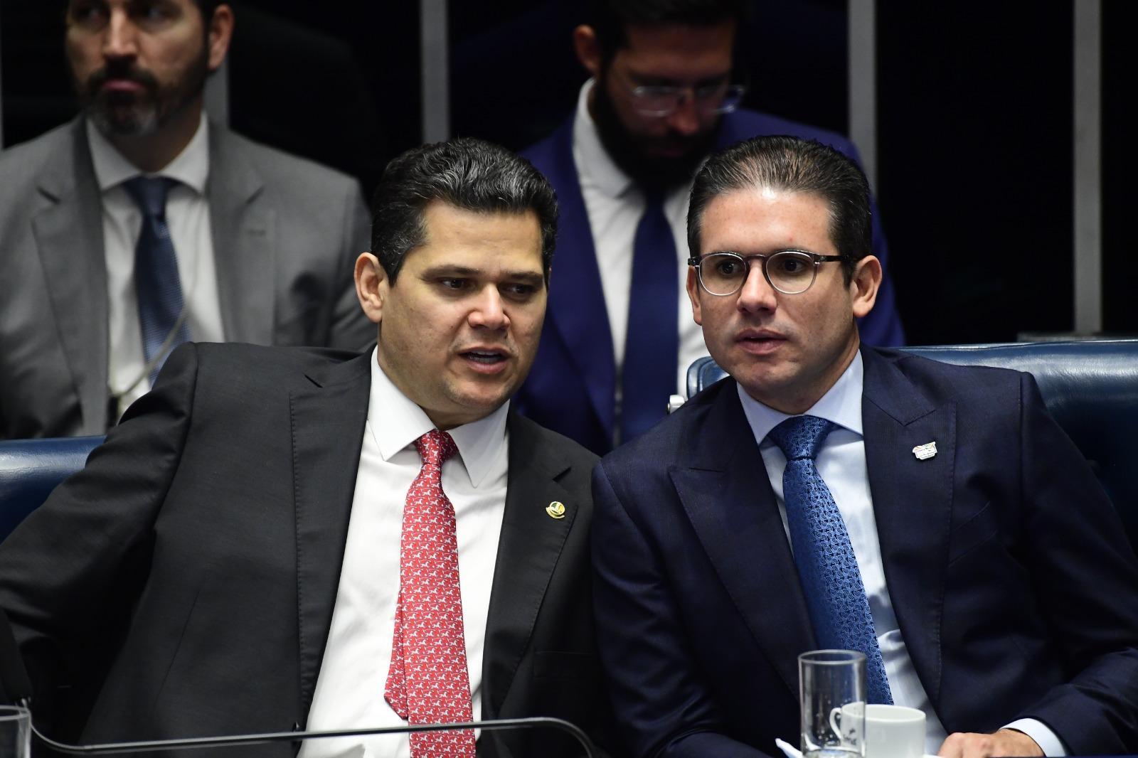 Foto de Davi Alcolumbre e Hugo Motta usada em matéria sobre denuncia arbitrariedade de bolsonaristas e pressão por anistia