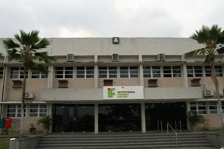 Fachada do campus IFPE Recife