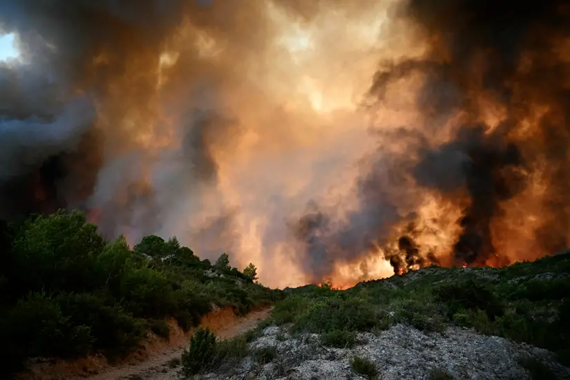 Imagem da notícia Incêndio florestal no Sul da França queima 11 mil hectares e deixa um morto 