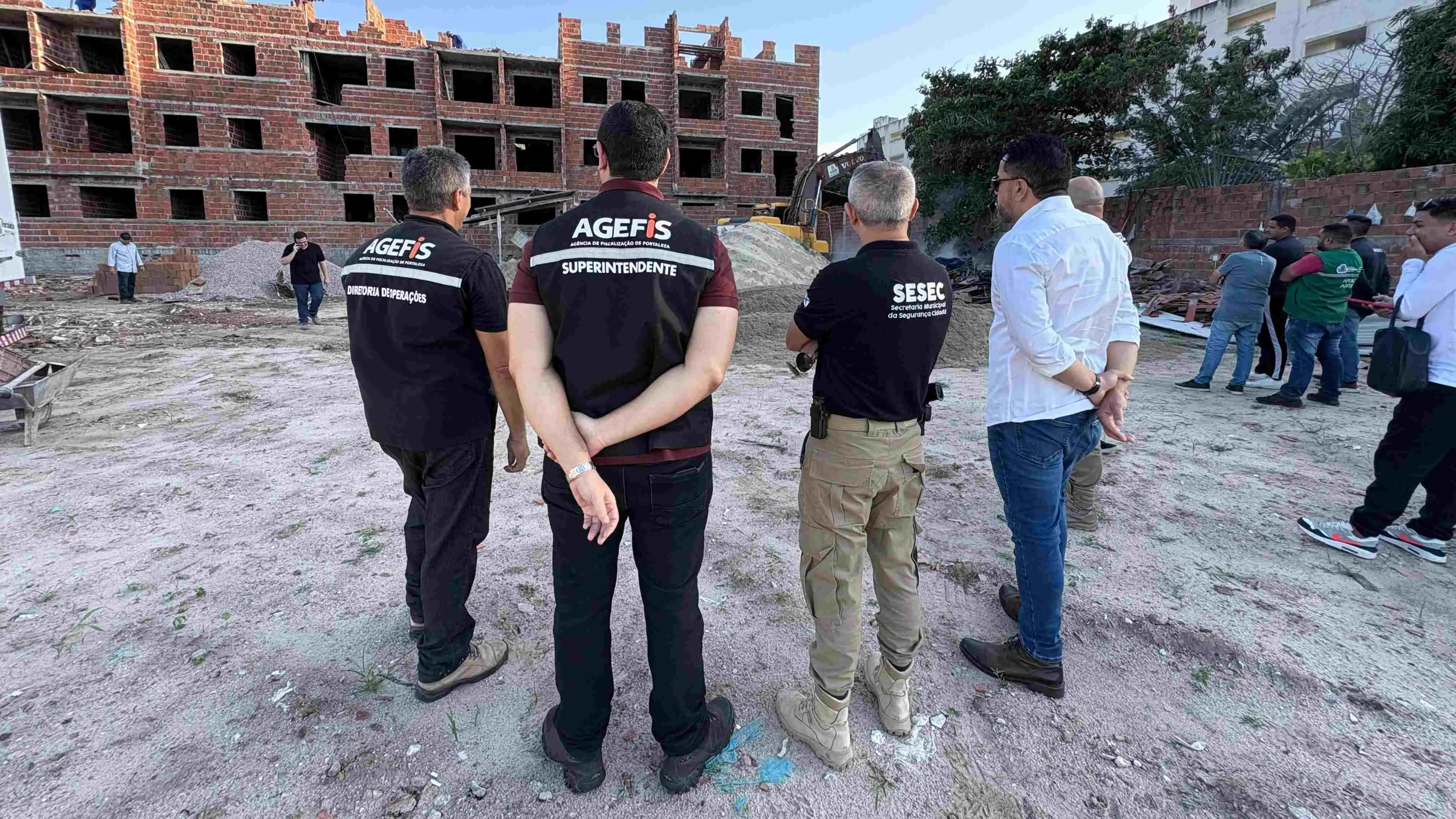 Imagem da notícia: CMFor ainda vai analisar veto de Sarto que impediu ocupação de área de prédio na Maraponga
