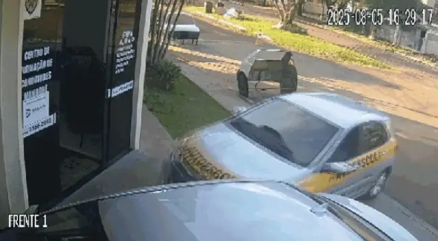 Imagem da notícia: Aluna perde controle do carro em tentativa de baliza e invade autoescola no Paraná