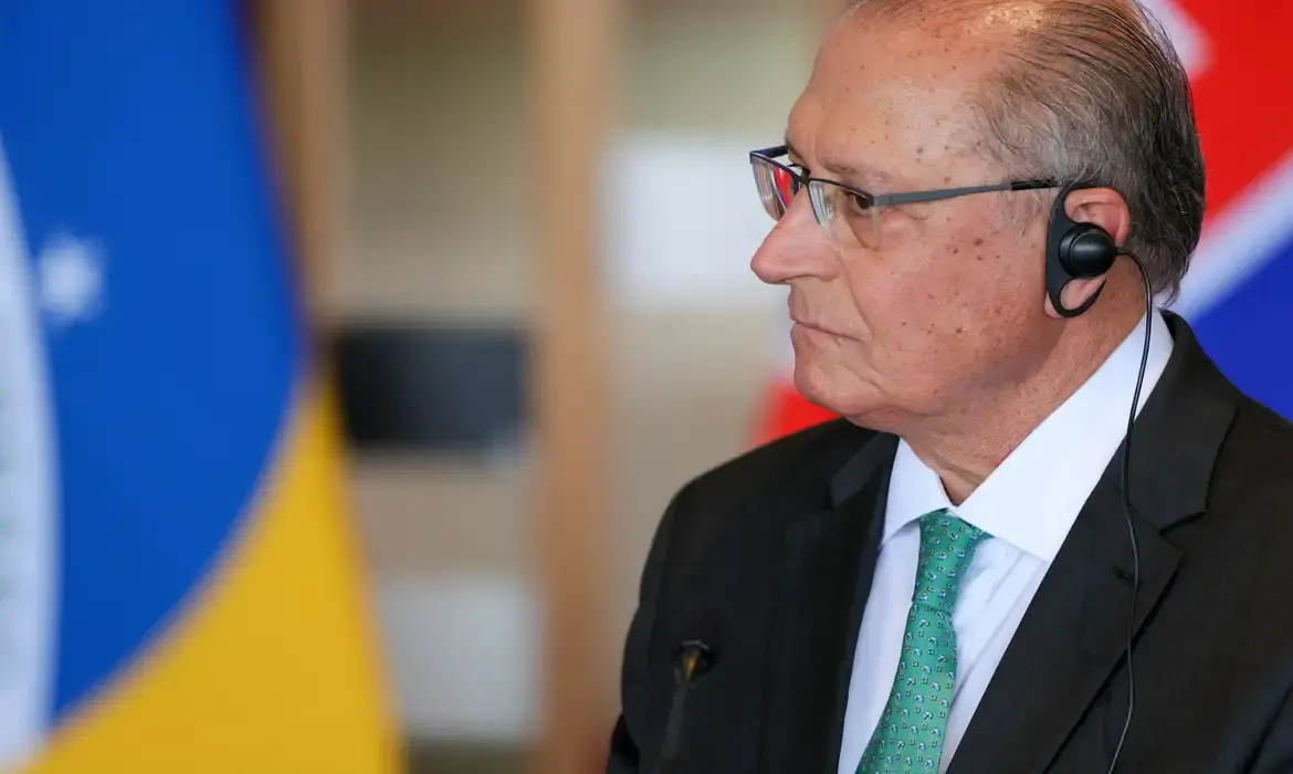 Imagem da notícia: Após reunião com porta-voz dos EUA, Alckmin diz que plano contra tarifaço será divulgado até terça