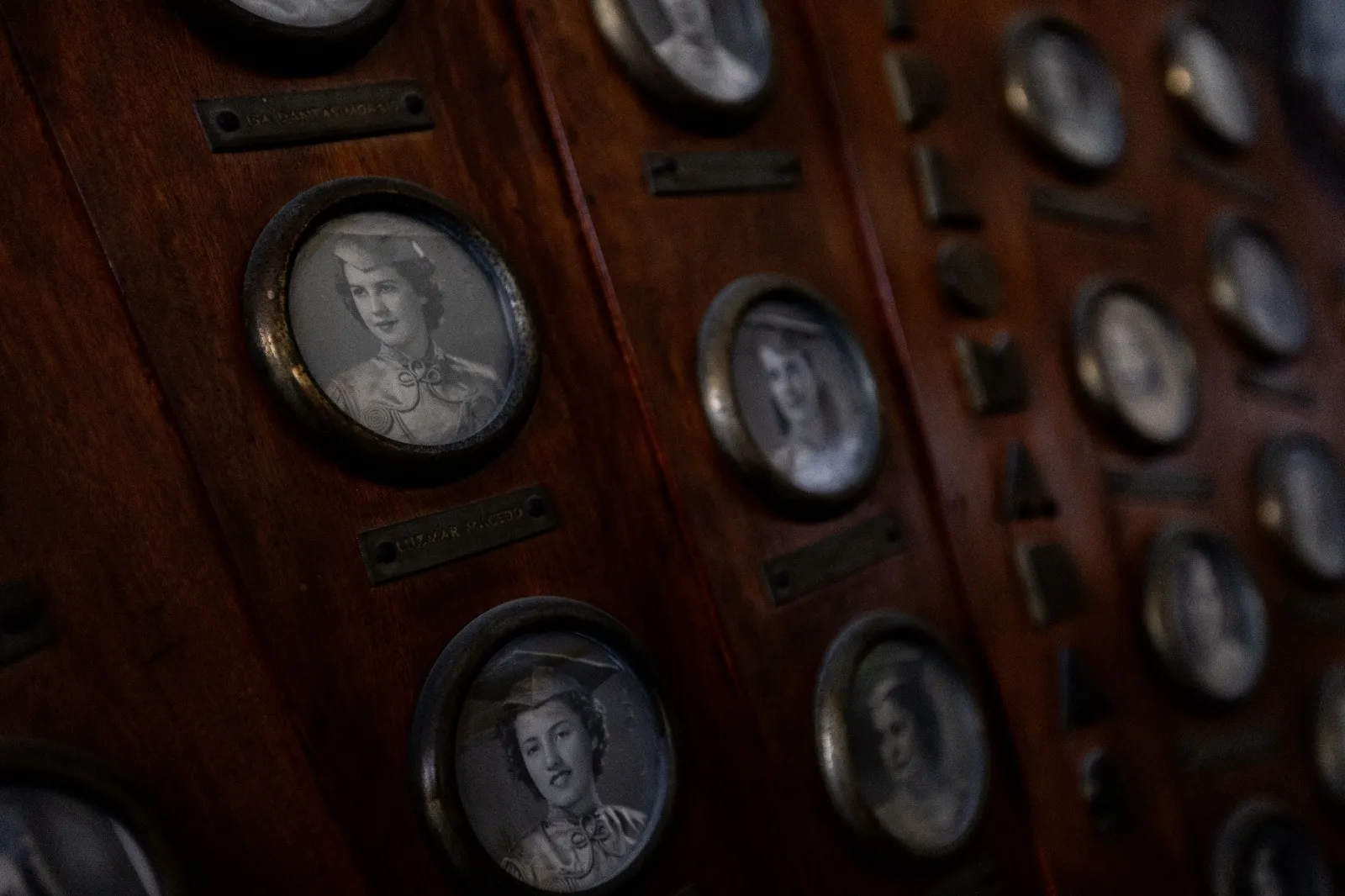 Placas antigas eternizam rostos de meninas diplomadas no Colégio da Imaculada Conceição; peças estão expostas no museu da instituição