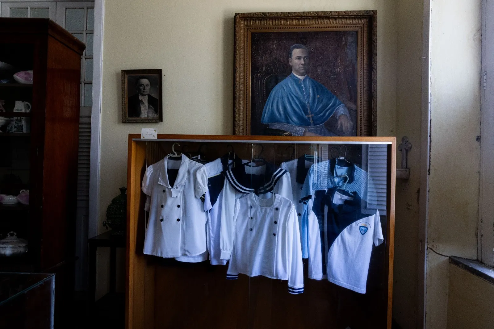 Uniformes antigos convivem com atuais no museu do Colégio da Imaculada Conceição