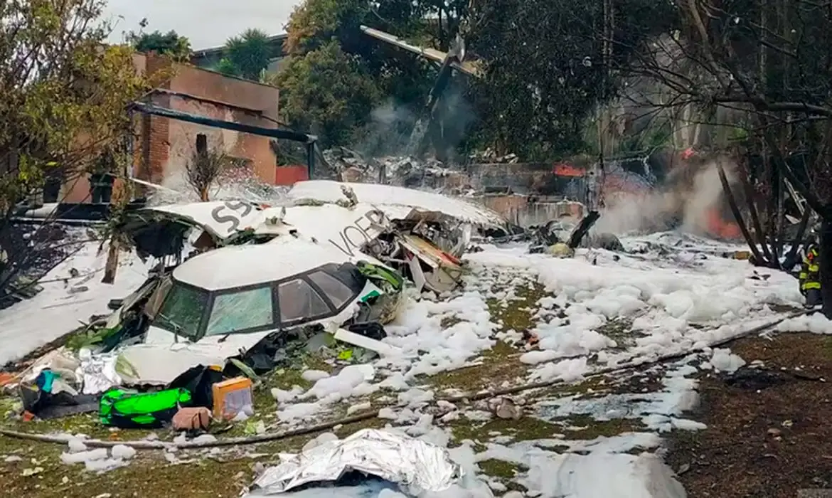 Imagem da notícia: Um ano após a queda do avião da Voepass, familiares aguardam por justiça; relembre a tragédia